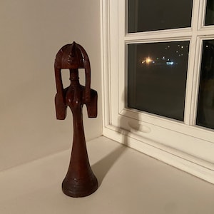 Pequeña estatuilla femenina de teca