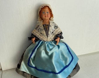 Vintage Rothaar Puppe im blau-grauen Kleid mit Spitzentuch und Messingkreuz