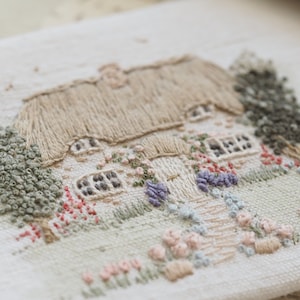 The Thatched Cottage - Um kit de bordado da série The Stitchery - Postcards from England