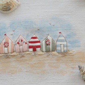 Na Praia - Um kit de bordado da The Stitchery - Série Postcard from England