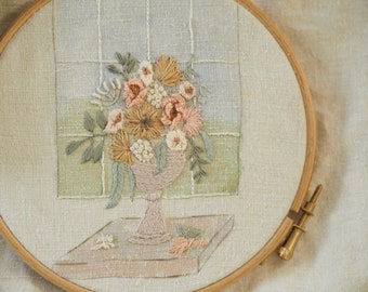 Bouquet dans la fenêtre - Une broderie de The Stitchery