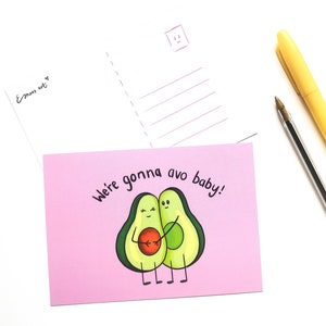 We're go to avocado Baby Postkarte Baby Ankündigung Geburt handgezeichnete Illustration süßer Pun Avocado lustige süße kawaii Illustration Briefpapier
