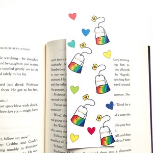 LGBTea signet 100% matériel recyclé 350gsm carte dessinée à la main illustration mignonne kawaii fierté gay amour illustration arc-en-ciel drapeau bisexuel
