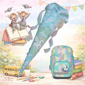 Könnte beinhalten: Eine Schultüte mit Einhorn-Illustration und dem Namen Anna, begleitet von einem passenden Schulranzen mit pastellfarbenem, irisierendem Muster. Die Szene zeigt einen gelben Schulbus, einen Bücherstapel und Stifte im Halter, alles im Aquarellstil.