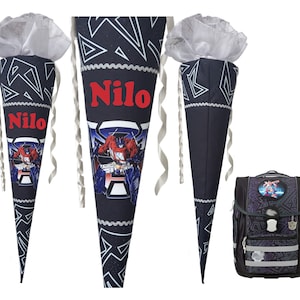 Könnte beinhalten: Ein blauer und schwarzer Schulrucksack mit einem Transformers-Charakterdesign. Der Rucksack hat eine große Reißverschlusstasche vorne und eine kleinere Tasche oben. Der Rucksack ist außerdem mit einer silbernen Schnalle und einem silbernen Reißverschluss-Zipper verziert. Der Rucksack befindet sich neben einem blauen und schwarzen Schulkegel mit einem Transformers-Charakterdesign. Der Kegel hat ein weißes Band und der Name "Nilo" ist in roten Buchstaben geschrieben.