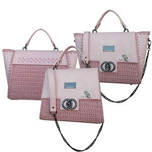 Könnte beinhalten: Drei rosafarbene Handtaschen mit gewebter Textur und einem Metallverschluss. Die größte Tasche hat einen Kettenriemen. Die kleineren Taschen haben ein Bienenmotiv.