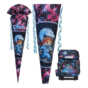 Könnte beinhalten: Ein blauer und rosa Galaxie-Druck-Schulrucksack mit einer passenden kegelförmigen Schultüte. Die Schultüte hat ein blaues Band und den Namen "Chris" bestickt. Der Rucksack und die Schultüte zeigen eine Comic-Ninja-Figur mit einem blauen Drachen.