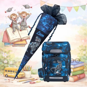Könnte beinhalten: Ein blauer Schulrucksack und eine passende kegelförmige Tasche, beide mit einem Dinosaurier-Design. Die Kegeltasche trägt den Namen "Leon". Der Hintergrund enthält Illustrationen von Kindern, Büchern und einem Schulbus.