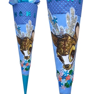 Könnte beinhalten: Ein blauer und weißer Schultüte mit einem Hirsch-Design. Die Tüte hat ein blaues Band und der Name "MARO" ist obenauf geschrieben.