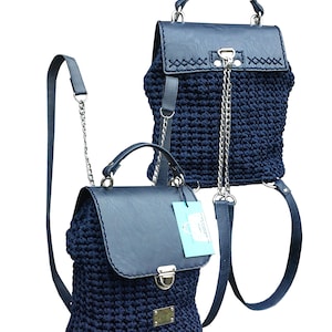 Mini mochila azul oscuro con cadena. Bolso de mujer con función mochila. Mochila de ganchillo de diseño exclusivo. Diseño inusual.Copia única
