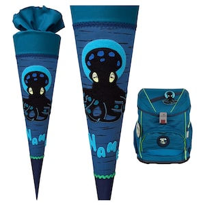 Op de afbeelding: Een blauwe en groene schooltas met een octopus-ontwerp. De rugzak heeft een groot vak aan de voorkant en een kleiner vak aan de bovenkant. Er is ook een schoolkegel met een octopus-ontwerp en het woord "Naam" erop.