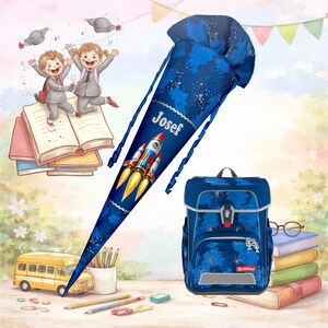 Puede incluir: Un cono escolar azul con un diseño de cohete y el nombre "Josef" impreso. También se ve una mochila azul a juego. La imagen también incluye un autobús escolar amarillo, lápices y libros.