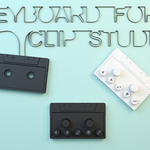 Puede incluir: Tres controladores en forma de casete negro y blanco con botones y perillas. El texto "KEYBOARD FOR CLIP STUDIO" está escrito en negro sobre los controladores.