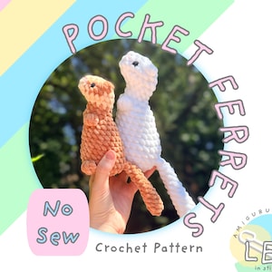 Op de afbeelding: Twee gehaakte fret-speeltjes, één bruin en één wit, met zwarte ogen. De afbeelding bevat de tekst POCKET FERRETS, No Sew, Crochet Pattern en LEX in stitches. De achtergrond is een pastelkleurig regenboogontwerp met een cirkelvormig kader.