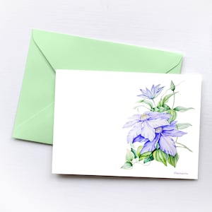 Postal imprimible con flores de acuarela. Nota manuscrita en blanco con flores azules.