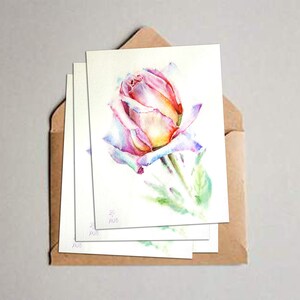 Cartão de felicitações para impressão em aquarela de rosas. Cartão postal digital de flores.
