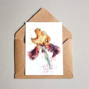 Peut inclure: Peinture à l'aquarelle d'une fleur d'iris jaune et violette avec une tige et des feuilles vertes. L'arrière-plan est blanc avec des éclaboussures d'aquarelle.