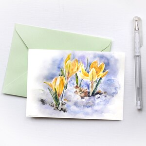 Cartão postal de flores para imprimir. Nota em branco de aquarela de açafrão amarelo.