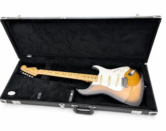 Fender Stratocaster 1954 Reissue com braço em V, fabricada no Japão em 1991, acabamento Sunburst, estojo rígido original.