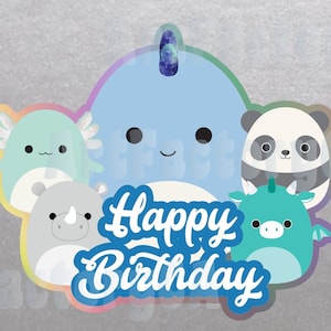 Op de afbeelding: Een kleurrijke sticker met een narwal, axolotl, neushoorn, panda en draak. De sticker heeft de tekst "Happy Birthday" in een blauw en wit script. De karakters zijn in pastelkleuren.
