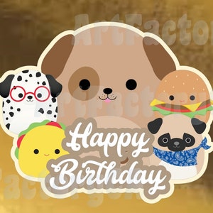 Op de afbeelding: Een sticker met een gouden achtergrond met cartoon dieren en de tekst "Happy Birthday". Het ontwerp bevat een bruine hond, een Dalmatische hond met een bril, een taco, een mopshond met een blauwe bandana en een hamburger.