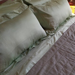 Completo letto 6 pezzi, Lenzuola in 100% raso cotone 300TC Verde chiaro con ricamo. lenzuolo sopra, lenzuolo sotto, 4 federe 4 volani