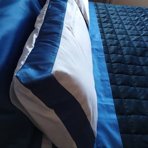 Completo letto 6pz, Lenzuola BLU o GRIGIO, raso cotone 300TC. Lenzuolo sopra, lenzuolo sotto, 2 federe 4 volani, 2 federe sacchetto