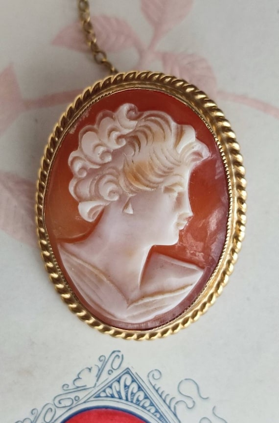 9ct Gold and shell cameo brooch.