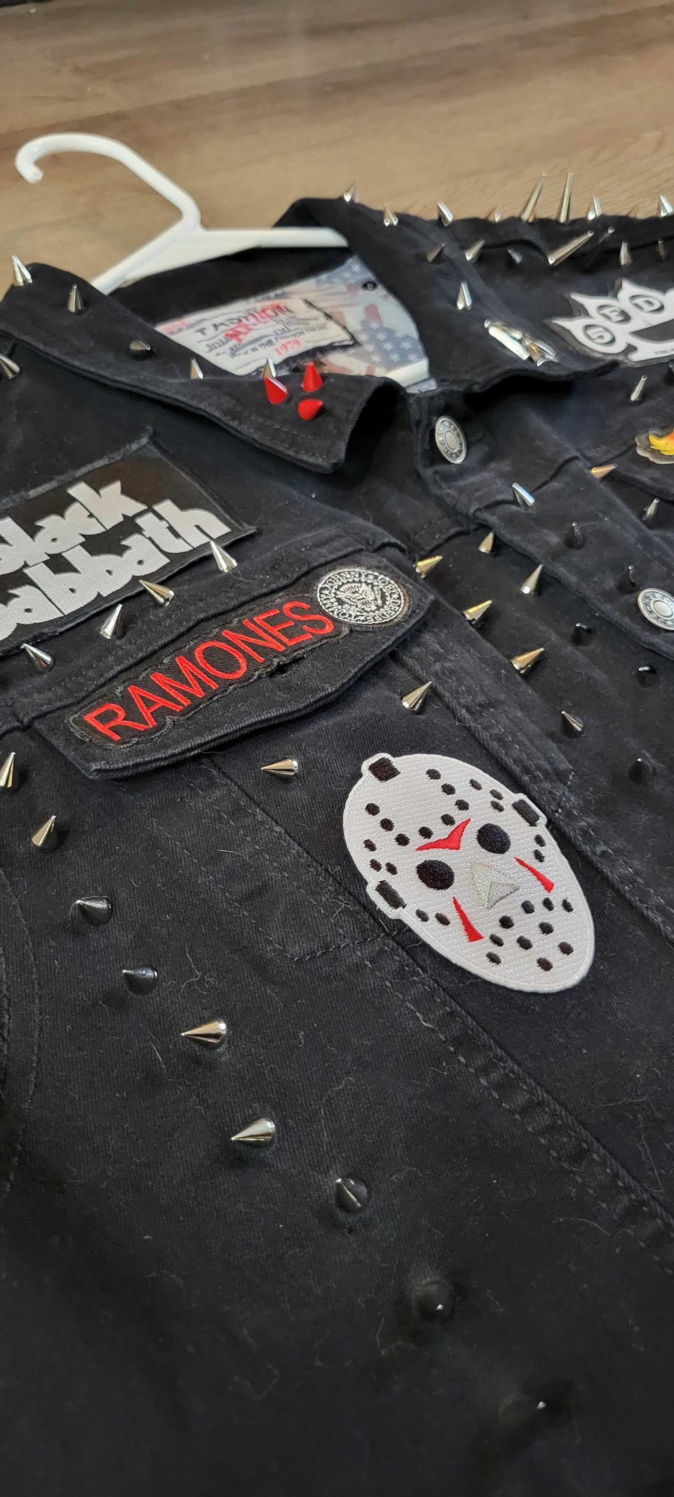 パッチとスタッズ付きカスタムメイドヘビーメタルデニムバトル