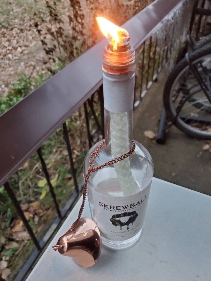 bouteille de whisky tiki torch skrewball et éteignoir en cuivre, lampes à huile pour bouteille d'alcool avec éteignoirs torche fonctionnels