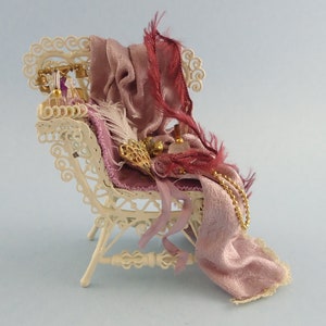 Dollhouse Miniature - Lady&#39;s Chair