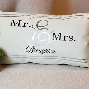 Mr und Mrs Kissenbezug Benutzerdefinierter Dekokissenbezug Hochzeitsgeschenk Benutzerdefinierter Kissenbezug Einweihungsparty-Geschenk Personalisiertes Hochzeitsgeschenk