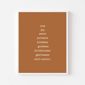 Puede incluir: Una impresión de arte imprimible marrón con texto blanco que dice "love, joy, peace, patience, kindness, goodness, faithfulness, gentleness, self-control".