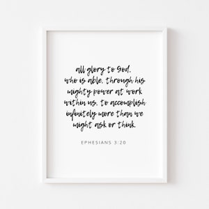 Könnte beinhalten: Ein weißer gerahmter Druck mit einem schwarz-weißen inspirierenden Zitat aus Epheser 3,20. Das Zitat lautet: "Alle Ehre gebührt Gott, der durch seine Kraft, die in uns wirkt, unendlich viel mehr tun kann, als wir erbitten oder denken können."