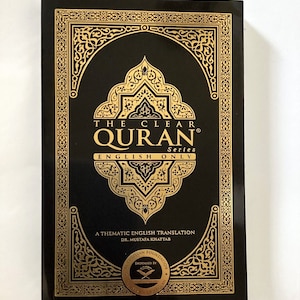 以下が含まれることがあります： 「The Clear Quran Series」と題された黒い本。金色の装飾が施され、表紙には装飾的な金色の模様と「English Only」の文字が描かれています。Dr. Mustafa Khattabによるテーマ別の英語翻訳です。