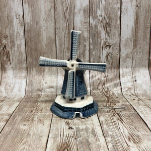 Vintage Royal Goedewaegen Holland Ceramic Delft Blue Windmill With Moving Blade Figurine.