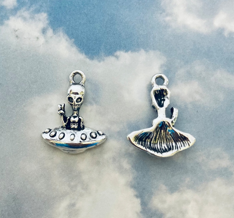 UFO Charm, Alien Charm, 6 or 12 Charms - Etsy