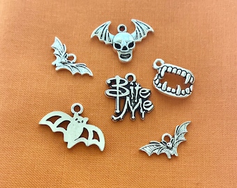Può includere: Un set di sei ciondoli in argento a tema Halloween. I ciondoli includono un pipistrello, un teschio, una zanna di vampiro e le parole "Bite Me".