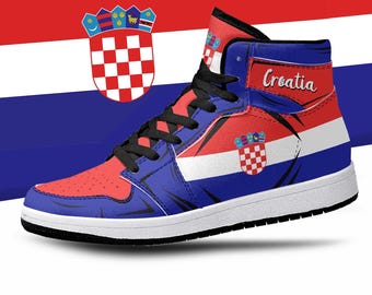 Może przedstawiać: Wysokie buty sportowe z czerwono-biało-niebieskim wzorem przedstawiającym flagę Chorwacji i napis "Chorwacja" na boku.