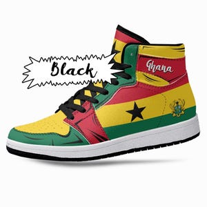 Puede incluir: Zapatillas de ca&ntilde;a alta con un dise&ntilde;o negro, rojo, amarillo y verde que representa la bandera de Ghana. Las zapatillas tienen una suela blanca y cordones negros. El texto "Ghana" est&aacute; escrito en el lateral de la zapatilla.