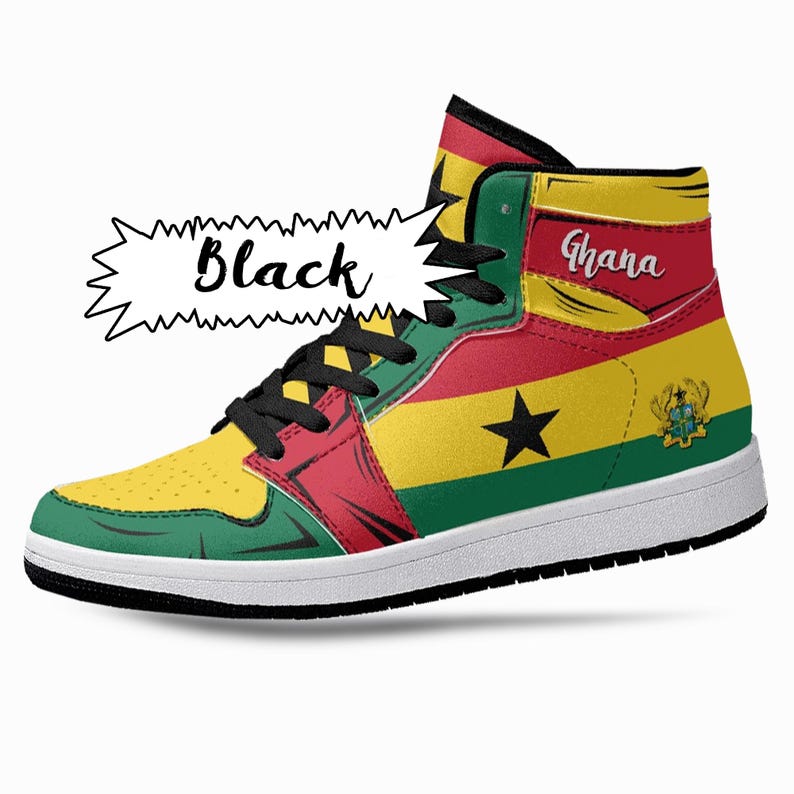 Puede incluir: Zapatillas de ca&ntilde;a alta con un dise&ntilde;o negro, rojo, amarillo y verde que representa la bandera de Ghana. Las zapatillas tienen una suela blanca y cordones negros. El texto "Ghana" est&aacute; escrito en el lateral de la zapatilla.