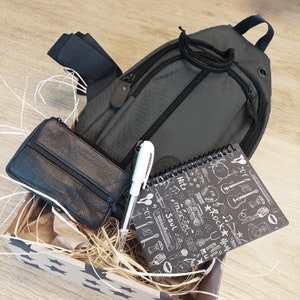 Gepersonaliseerde tienercadeauset / geschenkdoos tienerjongen / verjaardagscadeau vriend / cadeau voor zoon / crossbody cadeauset borsttas