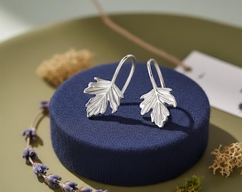 Pequeños pendientes de hoja de plata esterlina, joyería de aro minimalista inspirada en la naturaleza, hechos a mano.