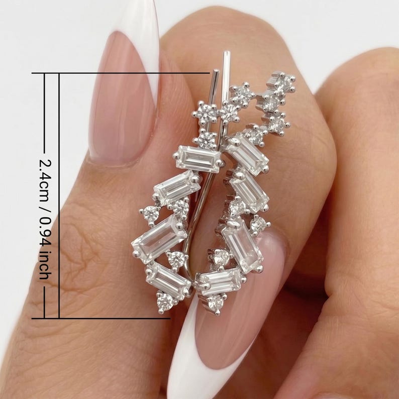 Puede incluir: Un pendiente de oreja plateado con un grupo de piedras transparentes, de corte rectangular y redondo. El pendiente mide 2,4 cm (0,94 pulgadas) de largo. Las piedras est&aacute;n dispuestas en cascada.