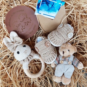 NEWBABY-cadeauset, handgebreide babyslof, amigurumi konijn rammelaar, pasgeboren slofjes, babyshowerset met kaart