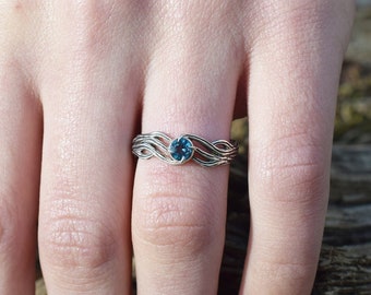 Anillo de corteza de árbol en plata de ley: topacio azul, diseño de rama celta