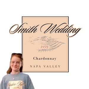 Könnte beinhalten: Ein hellblaues T-Shirt mit einem weißen Design, das den Text "Parker Knoll" und ein Weinetikett zeigt. Das Etikett lautet "Chardonnay Napa Valley 2025" und zeigt eine Zeichnung eines Weinbergs.
