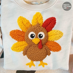 Könnte beinhalten: Cremefarbenes Sweatshirt mit einem detaillierten, strukturierten Truthahn-Design. Der Truthahn hat einen braunen Körper, gelbe und orangefarbene Federn und einen roten Wamm. Das Design ist auf der Vorderseite des Sweatshirts zentriert, ideal für Thanksgiving oder Herbst.