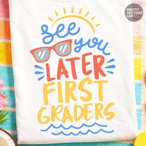 Puede incluir: Camiseta blanca con un gr&aacute;fico colorido que dice "See you later First Graders". El dise&ntilde;o incluye un sol, gafas de sol y olas en azul, naranja y amarillo. La camiseta est&aacute; sobre una toalla de playa.