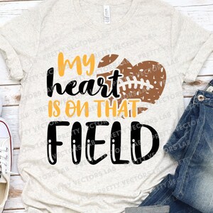 Meu Coração Está Naquele Campo Svg, Amor Futebol Svg, Mãe Futebolista Svg Dxf Eps PNG, Arquivos de Corte Grunge Futebol, Clipart de Mulher, Silhueta, Cricut
